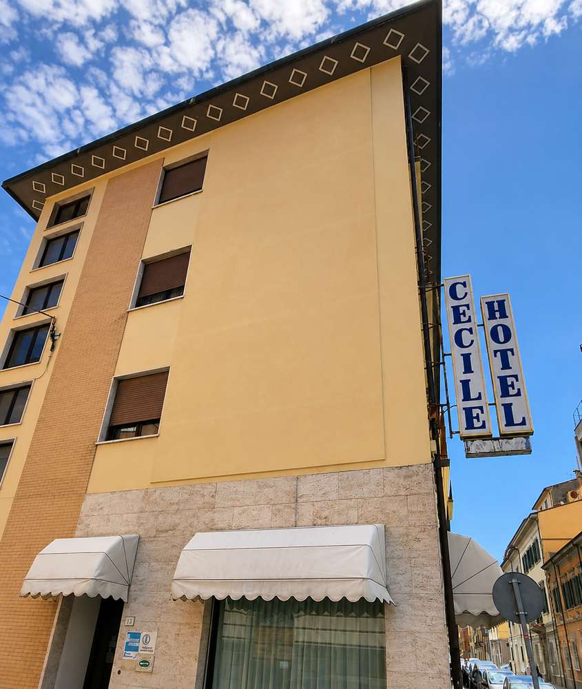 Facciata e insegna dell'Hotel Cecile in Via Alessandro Volta a Pisa